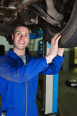 포토 JPG 해외이미지 백인 직업 응시 남자 행복 자동차 노동자 기술 실내 작업복 한명 서기 20대 성인 작업 작업실 기술자 수리 아래 서비스 타이어 문제 정비공 정비소 차고 성인남자한명만 해외202004 해외포토 서양인 1 시선 옷 감정 육상교통 모션 사람 청년 내부 방향 위치 남자한명만 성인남자만 파일형식