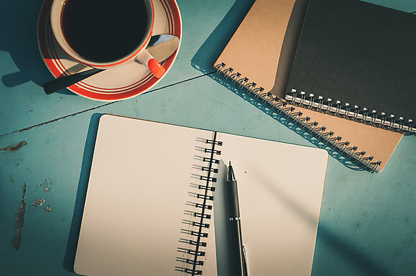 포토 JPG 해외이미지 라이프스타일 종이 커피 음료 백그라운드 탁자 휴식 아이디어 사람없음 펜 다이어리 공책 카페 해외202004 해외포토 가구 컨셉 문구용품 생활 필기구 상점 사무용품 파일형식