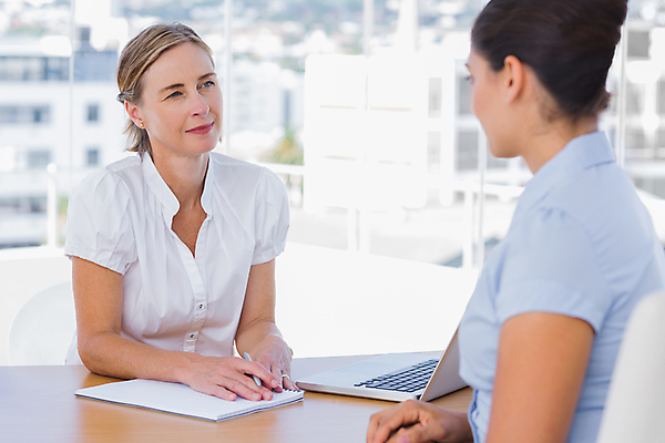포토 JPG 해외이미지 백인 여자 40대 중년 실내 앉기 상반신 20대 성인 두명 노트북 사무실 비즈니스우먼 면접 지원 여자만 해외202004 해외포토 서양인 비즈니스 모션 사람 청년 내부 전자제품 직장인 파일형식