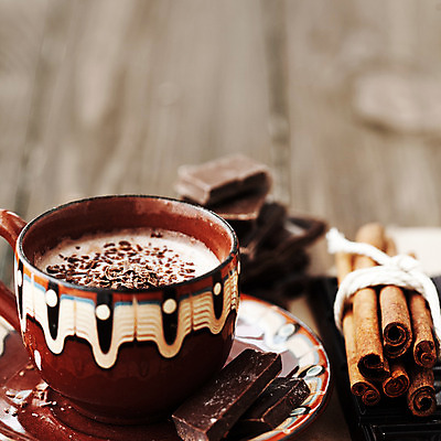 포토 JPG 해외이미지 라이프스타일 커피 음료 음식 탁자 디저트 따뜻함 사람없음 컵 갈색 초콜릿 머그컵 뜨거움 액체 막대기 달콤 향신료 코코아 라떼 카피스페이스 해외202004 해외포토 식기 컬러 가구 생활 공백 맛 향미료 파일형식