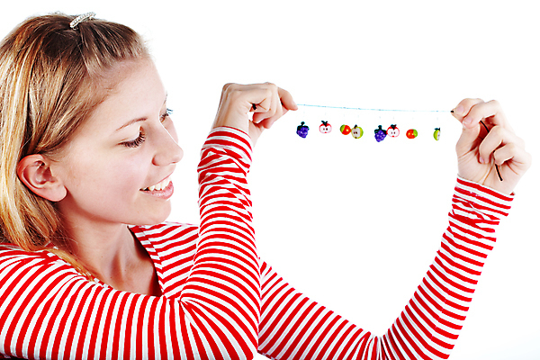 포토 JPG 해외이미지 백인 모델 디자인 여자 행복 감정 포즈 청소년 건강 미술 한명 웃음 사람 장식 10대 빨간색 유행 귀걸이 줄무늬 흰색 표현 플라스틱 보석 핸드메이드 스타일 해외202004 관능적 해외포토 서양인 1 컬러 컨셉 무늬 장신구 재질 문화예술 표정 광석 파일형식