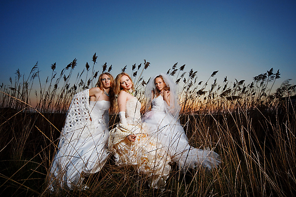 포토 JPG 해외이미지 모델 드레스 여자 포즈 결혼 지팡이 하늘 결혼식 3 갈대 사람 소녀 야외 세명 파란색 유행 일몰 새벽 흰색 가운 화려 그룹 티켓 우아함 야간 저녁 해외202004 해외포토 자연요소 식물 옷 어린이 컬러 컨셉 이벤트 노을 파일형식