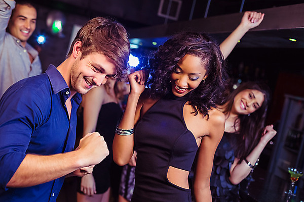 포토 JPG 해외이미지 백인 긴머리 드레스 여자 남자 행복 함께함 실내 사람 이벤트 여러명 20대 성인 30대 파티 우정 기쁨 축하 바 화려 즐거움 클럽 흥분 성인만 유흥 해외202004 해외포토 서양인 헤어스타일 옷 감정 다수 컨셉 청년 내부 장년 친구 파일형식