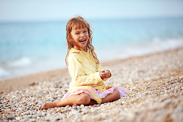 포토 JPG 해외이미지 백인 1 라이프스타일 응시 옷 여자 딸 행복 얼굴 어린이 모래 바다 장난 맨발 자연 놀이 휴가 한명 사람 물 육아 조약돌 표현 장면 초보 혼자 해외202004 해외포토 자연요소 서양인 시선 감정 가족 발 생활 신체부위 돌_바위 생태계 파일형식