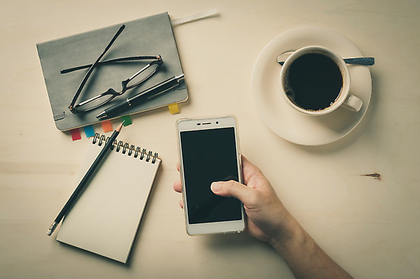 포토 JPG 해외이미지 라이프스타일 손 커피 백그라운드 인터넷 비즈니스 모바일 추상 휴식 직장 사람없음 컵 스마트폰 사무실 펜 디지털 스크린 쪽지 공책 터치 네트워크 이메일 잡지 연결 휴대용 스마트 와이파이 전자 멀티미디어 전자상거래 패드 단절 소셜 소셜네트워크 터치스크린 필터 스타일 힙스터 셀룰러 효과 해외202004 해외포토 식기 패션 음료 컨셉 무늬 회사 문구용품 생활 신체부위 간행물 핸드폰 스마트기기 필기구 오브젝트 무선인터넷 파일형식