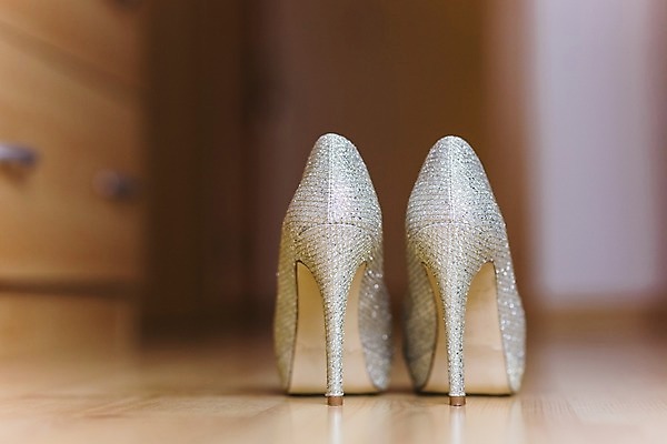 포토 JPG 해외이미지 구두 신발 실내 사람없음 아웃포커스 하이힐 오브젝트 뒷면 해외202004 해외포토 촬영기법 내부 여성화 파일형식