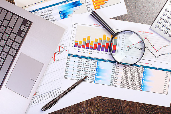 포토 JPG 해외이미지 종이 컨셉 회사 비즈니스 통계 탁자 그래프 직장 사람없음 사무실 펜 볼펜 자료 계산기 정보 키보드 업무 계획 오브젝트 보고서 문서 해외202004 해외포토 가구 문구용품 필기구 장비 작업 파일형식