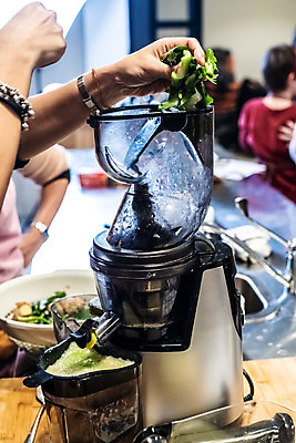 포토 JPG 해외이미지 백인 라이프스타일 여자 행복 음료 음식 다이어트 채소 오렌지 과일 주택 실내 건강 관리 미소 성인 사람없음 빨간색 초록색 주방 주스 신선 사과 자르기 먹기 준비 유기농 매니큐어 날것 비타민 내추럴 떨림 스무디 채식주의자 디톡스 비건 해외202004 해외포토 서양인 웰빙 감정 컬러 모션 표정 사람 내부 건물 생활 화장품 채식 영양소 파일형식