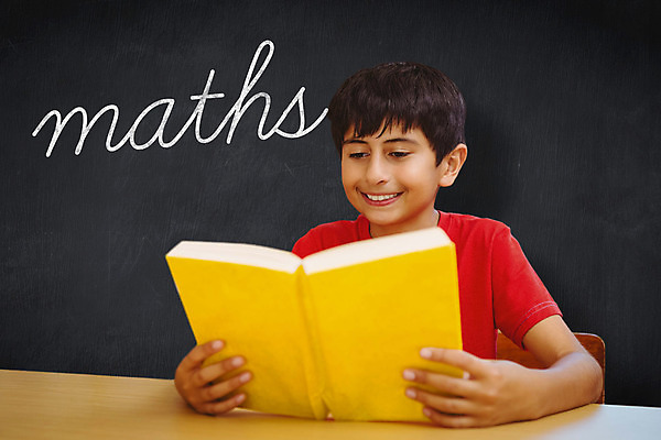 포토 JPG 해외이미지 학생 교육 남자 어린이 학교 초등학교 한명 소년 책 단어 학습 스터디 독서 칠판 도서관 집중 책상 교과서 소재 히스패닉 소년한명만 해외202004 해외포토 문자 1 가구 컨셉 교재 사람 남자한명만 소년만 파일형식