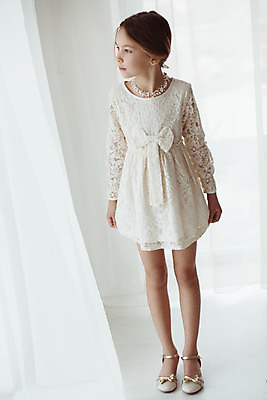 포토 JPG 해외이미지 백인 모델 1 헤어스타일 드레스 옷 꽃 어린이 인형 신발 목걸이 휴가 한명 사람 유행 흰색 축하 가운 화려 고급 우아함 작음 보석 활 상아 들러리 파스텔톤 스타일 해외202004 해외포토 레이스천 서양인 식물 컬러 결혼 컨셉 장신구 직물 크기 광석 하객 파일형식