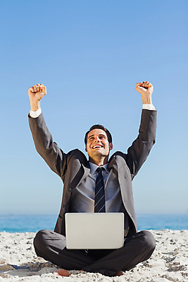 포토 JPG 해외이미지 백인 남자 행복 모래 파도 바다 하늘 성공 넥타이 휴가 한명 사람 앉기 정장 20대 성인 야외 물 노트북 컴퓨터 햇빛 맑음 자유 올려보기 비즈니스맨 흥분 성인남자한명만 해외202004 해외포토 자연요소 서양인 1 잡화 옷 감정 컨셉 비즈니스 모션 날씨 청년 전자제품 태양 직장인 남자한명만 성인남자만 파일형식