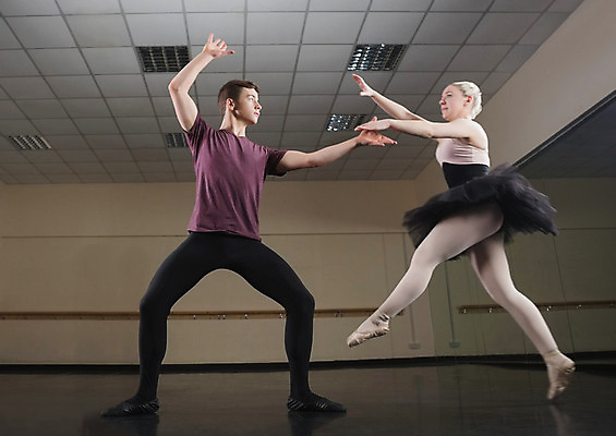 포토 JPG 해외이미지 백인 여자 남자 청소년 실내 두명 10대 점프 춤 우아함 집중 발레 발레리나 발레복 발레리노 십대만 해외202004 해외포토 서양인 옷 컨셉 모션 문화예술 사람 내부 파일형식