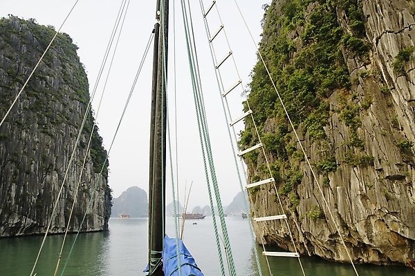 포토 JPG 해외이미지 아시아 바다 섬 여행 자연 하늘 휴가 산 동양인 풍경 사람없음 야외 물 파란색 바위 만 보트 크루즈 베트남 인도차이나반도 해외202004 해외포토 자연요소 나라 컬러 배_교통 인종 동남아시아 돌_바위 생태계 파일형식
