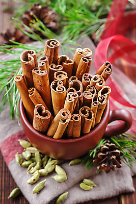 포토 JPG 해외이미지 음식 백그라운드 재료 탁자 요리 사람없음 장식 갈색 주방 축제 나뭇가지 조미료 막대기 달콤 향신료 오브젝트 향 시나몬 해외202004 해외포토 나무 컬러 가구 맛 향미료 파일형식