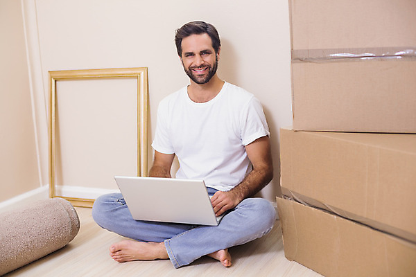 포토 JPG 해외이미지 백인 라이프스타일 남자 행복 액자 가정 새로움 아파트 주택 실내 한명 성인 캐주얼 30대 노트북 컴퓨터 상자 타이핑 해외202004 해외포토 서양인 1 옷 감정 컨셉 사람 내부 건물 생활 장년 전자제품 파일형식