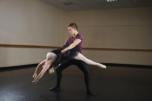 포토 JPG 해외이미지 백인 여자 남자 청소년 실내 두명 10대 믿음 힘 춤 잡기 우아함 집중 발레 발레리나 발레복 발레리노 십대만 해외202004 해외포토 서양인 옷 감정 컨셉 모션 문화예술 사람 내부 파일형식