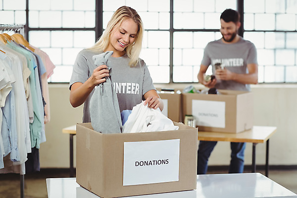 포토 JPG 해외이미지 백인 옷 여자 남자 행복 함께함 서기 20대 성인 두명 30대 상자 봉사 도움 복지 동료 기부 참여 자선단체 해외202004 해외포토 서양인 감정 컨셉 관계 모션 사람 청년 장년 그룹 사회이슈 자선 파일형식