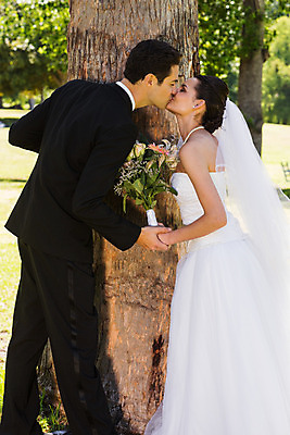 포토 JPG 해외이미지 주간 커플 공원 여자 남자 신부 신랑 결혼 결혼식 남편 서기 정장 20대 성인 야외 두명 옆모습 30대 낭만 성인만 해외202004 해외포토 자연요소 옷 공공시설 뷰포인트 컨셉 관계 모션 사람 이벤트 청년 장년 파일형식