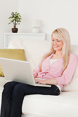 포토 JPG 해외이미지 백인 학생 여자 여유 실내 한명 사람 앉기 성인 노트북 컴퓨터 연결 성인여자한명만 해외202004 해외포토 서양인 1 감정 모션 내부 전자제품 여자한명만 성인여자만 파일형식