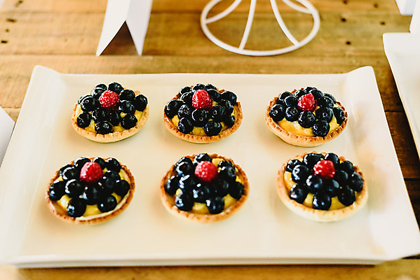 포토 JPG 해외이미지 디저트 실내 사람없음 아웃포커스 빵집 달콤 과일타르트 타르트 해외202004 해외포토 음식 빵 촬영기법 내부 상점 맛 파이_빵 파일형식