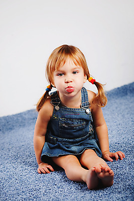 포토 JPG 해외이미지 1 헤어스타일 응시 여자 딸 행복 얼굴 어린이 장난 맨발 실내 건강 한명 사람 앉기 파란색 카펫 놀이방 기쁨 방 육아 청바지 표현 찡그림 달콤 혀 만족 긍정 보여주기 결백 천진난만 유일 해외202004 해외포토 시선 감정 컬러 컨셉 바지 가족 모션 발 표정 내부 신체부위 입 맛 파일형식