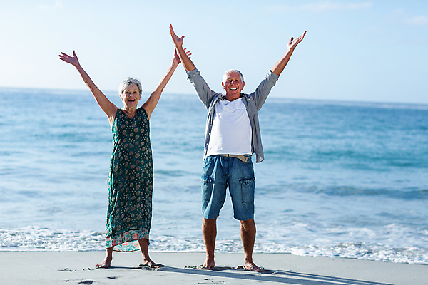 포토 JPG 해외이미지 백인 커플 여자 노년 남자 행복 모래 파도 바다 휴가 함께함 사랑 두명 물 노후 맑음 70대 화창 노인만 해외202004 해외포토 자연요소 서양인 감정 컨셉 관계 날씨 사람 성인 성인만 파일형식