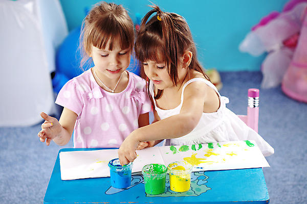 포토 JPG 해외이미지 라이프스타일 교육 행복 어린이 놀이 탁자 주택 미술 사람 두명 학습 유치원 놀이방 방 육아 게임 그룹 작음 그림 개발 초보 해외202004 해외포토 감정 가구 문화예술 건물 생활 크기 파일형식