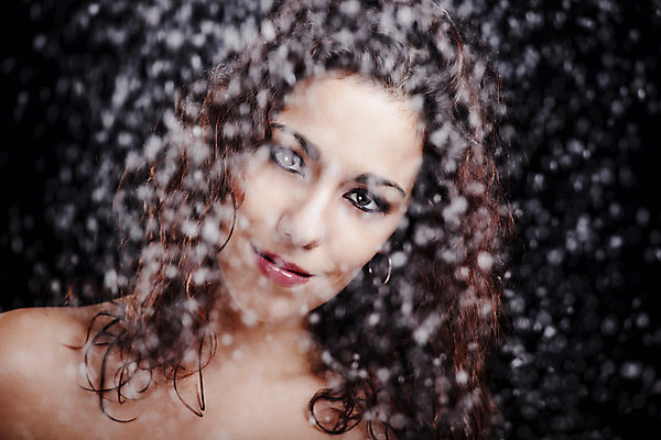 포토 JPG 해외이미지 백인 모델 여자 조각 백그라운드 겨울 바람 갈색머리 선물 한명 사람 검은색 화려 해외202004 해외포토 자연요소 서양인 1 헤어스타일 계절 컬러 컨셉 날씨 파일형식