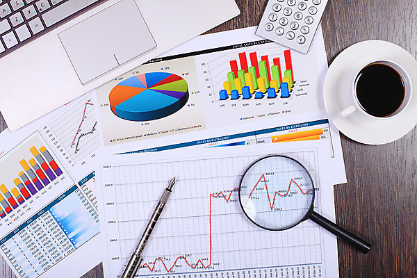 포토 JPG 해외이미지 종이 컨셉 회사 비즈니스 통계 탁자 그래프 직장 사람없음 사무실 펜 볼펜 자료 계산기 정보 키보드 업무 계획 오브젝트 보고서 문서 해외202004 해외포토 가구 문구용품 필기구 장비 작업 파일형식