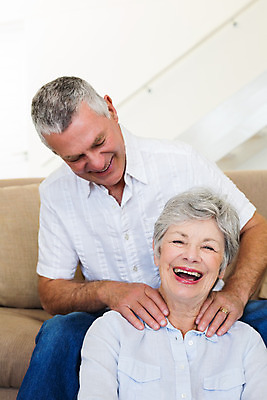 포토 JPG 해외이미지 백인 라이프스타일 여자 노년 남자 행복 거실 가정 아파트 주택 실내 사랑 미소 앉기 성인 두명 노후 소파 마사지 60대 어깨 70대 목 돌봄 의료성형뷰티 노인만 해외202004 해외포토 서양인 감정 의자 모션 표정 사람 내부 건물 생활 신체부위 성인만 파일형식