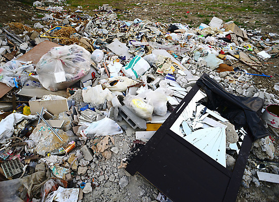 포토 JPG 해외이미지 산업 가방 포장 유리 사람없음 쌓기 환경 검은색 오염 지저분함 쓰레기 가득함 흙더미 고립 매립 해외202004 해외포토 잡화 컬러 모션 재질 흙 감각 파일형식 더미