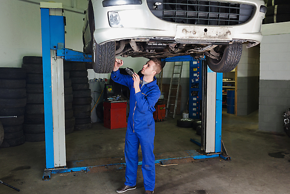 포토 JPG 해외이미지 백인 직업 남자 자동차 노동자 기술 실내 작업복 한명 서기 20대 성인 손전등 잡기 작업 작업실 기술자 수리 아래 서비스 타이어 문제 정비공 정비소 차고 성인남자한명만 해외202004 해외포토 서양인 1 옷 육상교통 모션 조명 사람 청년 내부 방향 위치 남자한명만 성인남자만 파일형식