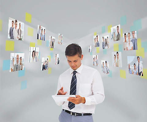 포토 JPG 해외이미지 백인 여자 남자 40대 중년 50대 서기 들기 여러명 상반신 20대 성인 앞모습 옆모습 30대 태블릿 스크린 터치 직장인 비즈니스맨 비즈니스우먼 직원 채용 내려보기 해외202004 해외포토 서양인 직업 뷰포인트 다수 비즈니스 모션 사람 청년 장년 전자제품 스마트기기 파일형식