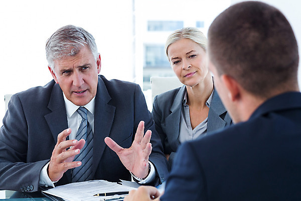 포토 JPG 해외이미지 백인 여자 남자 40대 중년 50대 실내 앉기 손짓 상반신 20대 성인 세명 노트북 사무실 비즈니스맨 비즈니스우먼 직원 면접 지원 해외202004 해외포토 서양인 비즈니스 모션 사람 청년 내부 전자제품 직장인 파일형식