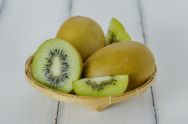 포토 JPG 해외이미지 조각 과일 키위 사람없음 바구니 담기 슬라이스 해외202004 해외포토 모션 파일형식