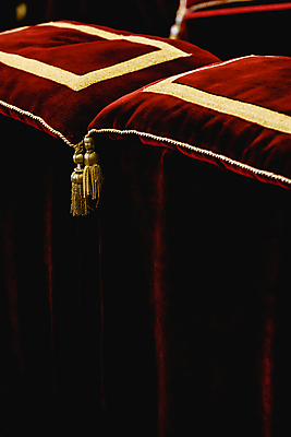 포토 JPG 해외이미지 모양 라이프스타일 가구 백그라운드 쿠션 무늬 패턴 의자 베개 표면 휴식 사람없음 내부 장식 빨간색 컬러풀 유행 교회 방 수확 골동품 흰색 직물 화려 휴게실 클래식 고급 우아함 천 묘사 질감 복고 부드러움 옛날 스타일 벨벳 안락 해외202004 해외포토 컬러 생활용품 컨셉 농업 종교건축 침구 건물 생활 감각 실크 파일형식