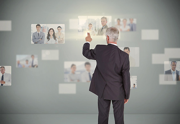 포토 JPG 해외이미지 백인 여자 남자 40대 중년 50대 비즈니스 서기 여러명 상반신 20대 성인 뒷모습 30대 스크린 터치 가리킴 직장인 비즈니스맨 비즈니스우먼 선택 직원 채용 터치스크린 해외202004 해외포토 서양인 직업 뷰포인트 다수 컨셉 모션 사람 손짓 청년 장년 파일형식