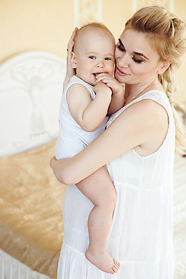 포토 JPG 해외이미지 전신 백인 응시 아들 가족 안기 엄마 함께함 실내 사랑 서기 사람 상반신 성인 두명 옆모습 육아 아기 돌봄 해외202004 해외포토 서양인 시선 감정 뷰포인트 컨셉 관계 모션 내부 파일형식