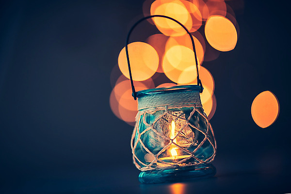 포토 JPG 해외이미지 백그라운드 크리스마스 오렌지 촛불 불 휴가 불꽃 주택 기념 사람없음 장식 빛 노란색 파티 식당 축제 어둠 낭만 수확 골동품 등불 램프 축하 날짜 야간 저녁 소프트포커스 복고 촛대 보케 마법 빛망울 광 블러 옛날 해외202004 해외포토 자연요소 기념일 컬러 컨셉 농업 과일 초 조명 촬영기법 이벤트 건물 상점 파일형식