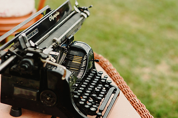 포토 JPG 해외이미지 알파벳 백그라운드 비즈니스 통신 열쇠 이야기 사람없음 사무실 금속 검은색 기계 장비 수확 골동품 흰색 키보드 업무 메시지 기자 신문 인쇄 편지 작가 향수 묘사 부식 복고 비서 타자기 타입 구식 옛날 조작 스타일 해외202004 해외포토 직업 영어 컬러 농업 재질 간행물 화장품 작업 뉴스 파일형식