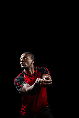 포토 JPG 해외이미지 라이프스타일 남자 스포츠 포즈 검은배경 한명 20대 성인 운동복 운동 배구 배구선수 성인남자한명만 해외202004 해외포토 1 옷 백그라운드 운동선수 건강 사람 청년 생활 구기 검은색 남자한명만 성인남자만 파일형식