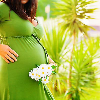 포토 JPG 해외이미지 라이프스타일 드레스 공원 여자 꽃 행복 꽃다발 가족 자연 엄마 새로움 건강 선물 사랑 한명 사람 성인 야외 초록색 여름 희망 임산부 임신 육아 흰색 아기 기다림 선택 예측 데이지 캐모마일 복부 의료성형뷰티 해외202004 해외포토 식물 1 옷 계절 공공시설 감정 컬러 컨셉 관계 모션 생활 신체부위 허브 생태계 파일형식