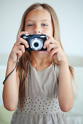 포토 JPG 해외이미지 백인 라이프스타일 응시 여자 어린이 한명 들기 사람 상반신 취미 앞모습 카메라 사진촬영 잡기 사진사 소녀한명만 해외202004 해외포토 서양인 1 시선 뷰포인트 모션 생활 전자제품 촬영 작가 여자한명만 소녀만 파일형식