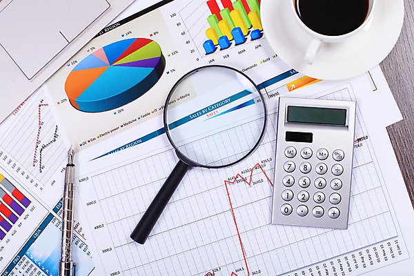 포토 JPG 해외이미지 종이 컨셉 회사 비즈니스 통계 탁자 그래프 직장 사람없음 사무실 펜 볼펜 자료 계산기 정보 키보드 업무 계획 오브젝트 보고서 문서 해외202004 해외포토 가구 문구용품 필기구 장비 작업 파일형식