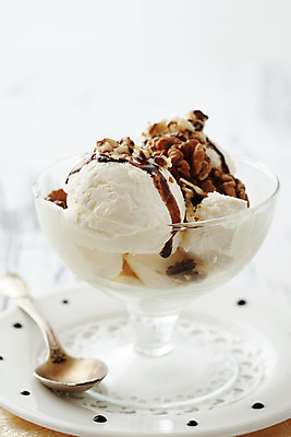 포토 JPG 해외이미지 음식 아이스크림 디저트 사람없음 초콜릿 숟가락 냉동 견과류 흰색 달콤 크림 호두 시럽 바닐라 맛있는 해외202004 해외포토 컬러 수저 맛 파일형식