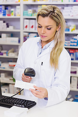 포토 JPG 해외이미지 백인 응시 여자 실내 한명 상반신 20대 성인 약 약국 집중 처방 조제 스캔 약사 의료성형뷰티 성인여자한명만 해외202004 해외포토 서양인 1 시선 컨셉 의학 사람 청년 내부 만들기 여자한명만 성인여자만 파일형식