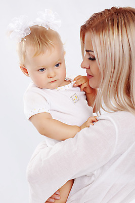 포토 JPG 해외이미지 백인 응시 여자 딸 행복 안기 모녀 엄마 함께함 사랑 사람 상반신 성인 두명 옆모습 육아 아기 흰배경 돌봄 여자만 해외202004 해외포토 서양인 시선 감정 뷰포인트 백그라운드 컨셉 가족 모션 흰색 파일형식