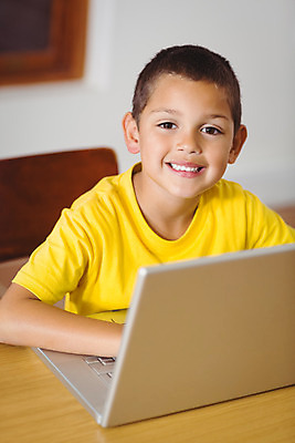 포토 JPG 해외이미지 학생 교육 남자 어린이 교실 학교 실내 초등학교 한명 소년 노트북 컴퓨터 소년한명만 해외202004 해외포토 1 사람 내부 전자제품 남자한명만 소년만 파일형식