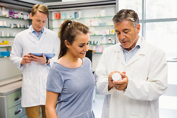 포토 JPG 해외이미지 백인 여자 노년 남자 중년 50대 실내 대화 상반신 20대 성인 세명 약 작업 약국 직원 처방 조제 약사 의료성형뷰티 해외202004 해외포토 서양인 의학 말하기 사람 청년 내부 만들기 파일형식