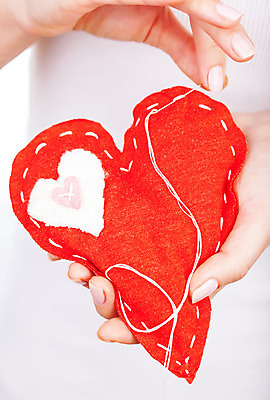 포토 JPG 해외이미지 모양 손 디자인 여자 줄 컨셉 손가락 휴가 발렌타인데이 건강 관리 선물 사랑 한명 사람 장식 빨간색 장난감 고통 낭만 의사 흰색 하트 잡기 실 바느질 심볼 땀 부드러움 고정 팔 돌봄 핸드메이드 해외202004 해외포토 1 감정 컬러 모션 데이이벤트 신체부위 의료진 감각 파일형식